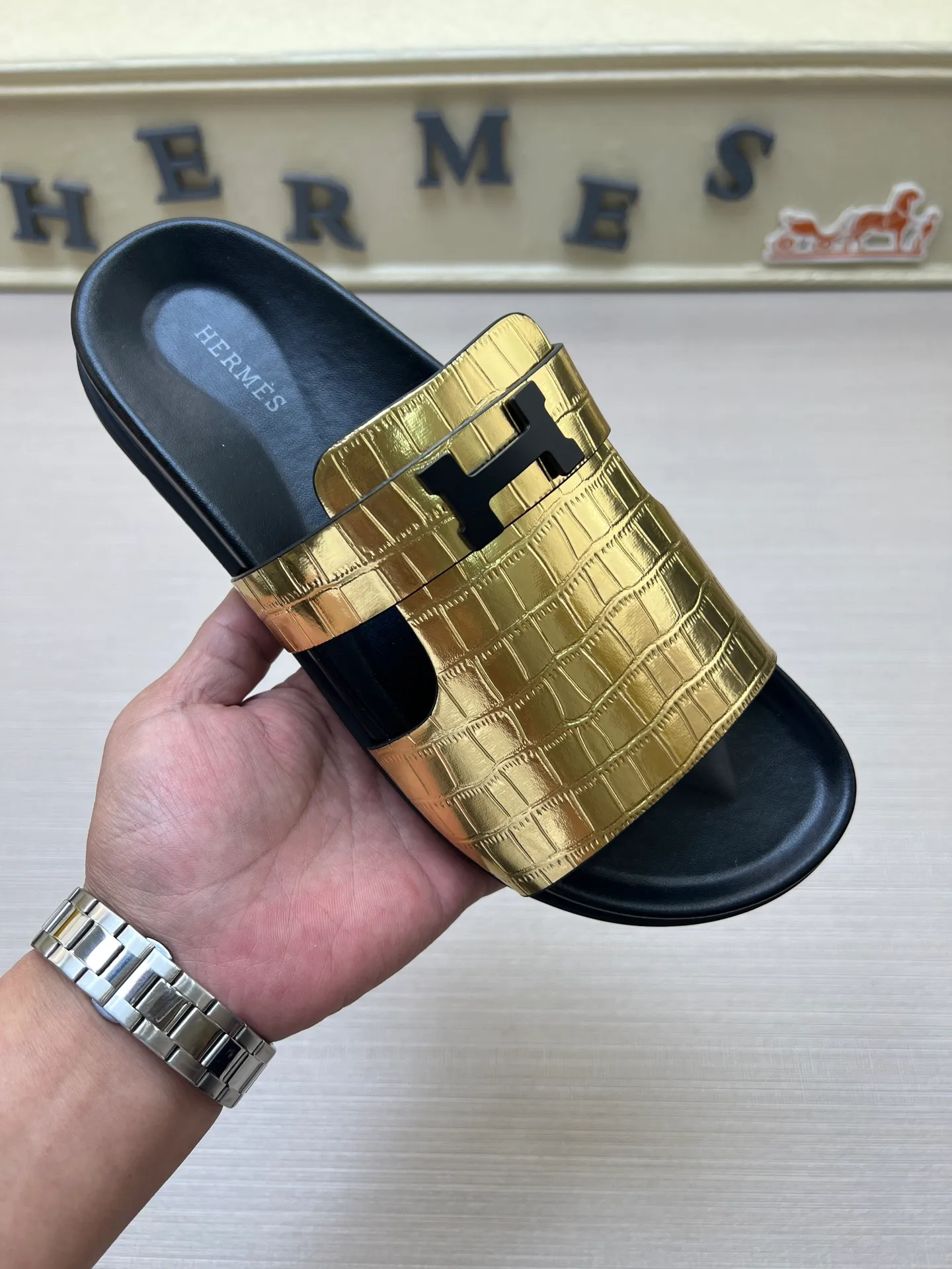 [H Family Hermès] P: 360💰 Size: 38-45 Hermes Men’s Kazimir Slippers - 2025 Summer New Hermès Same as the original version, with colored cowhide surface + rubber combined sole, handmade by master-level craftsmen! ❥High-end customization, exclusive products, the highest version in the industry.